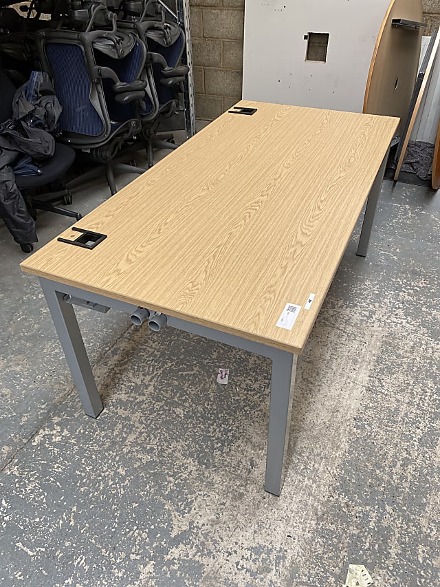 Single desk with thin grey square legs