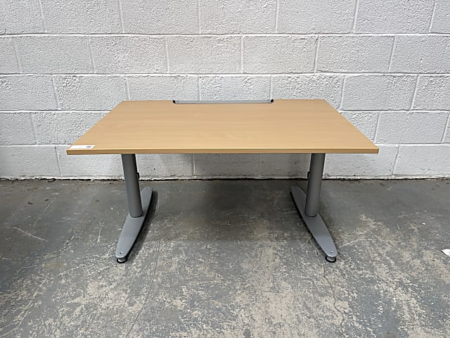 Manual height adjustable Kinnarps Desk