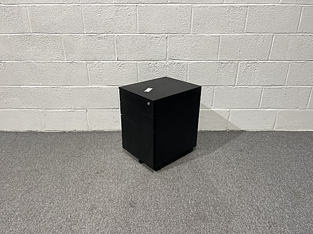 Black metal pedestal 