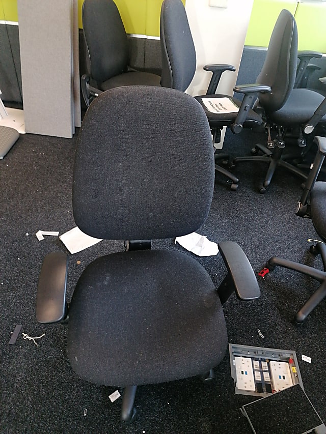 black and gray office rolling chair