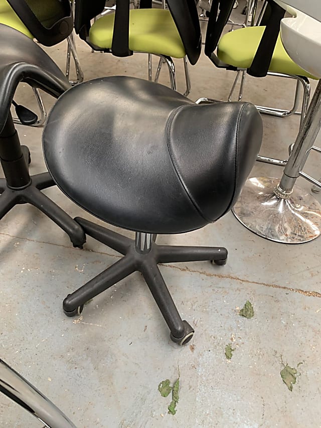 Saddle style posture chair