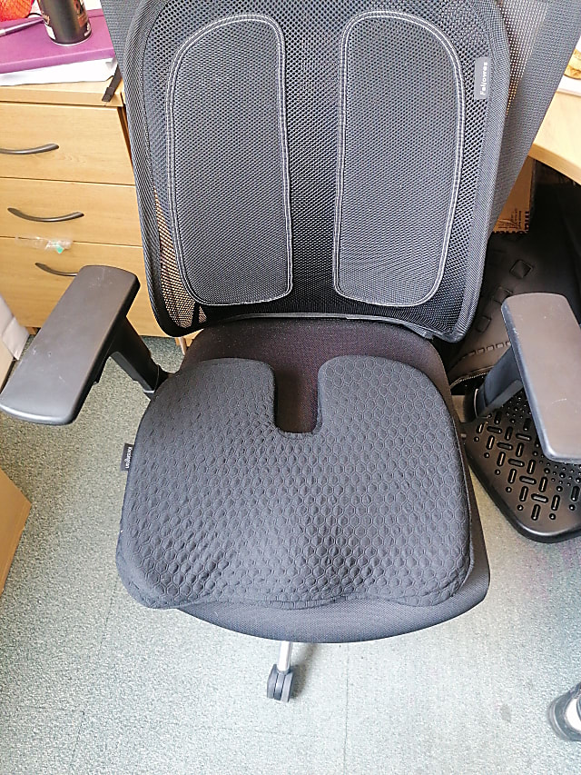 black and gray office rolling chair