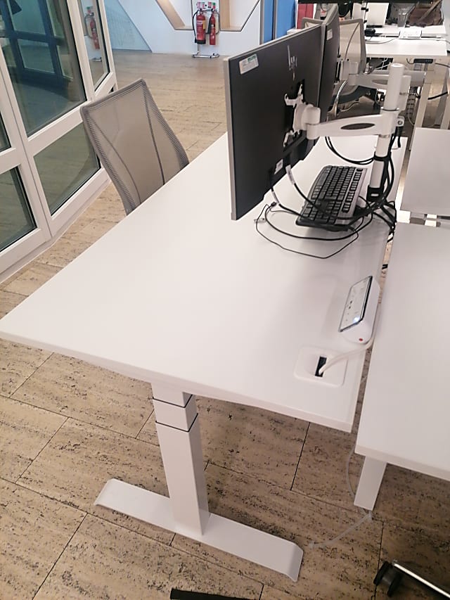 Stand alone height adjustable desk