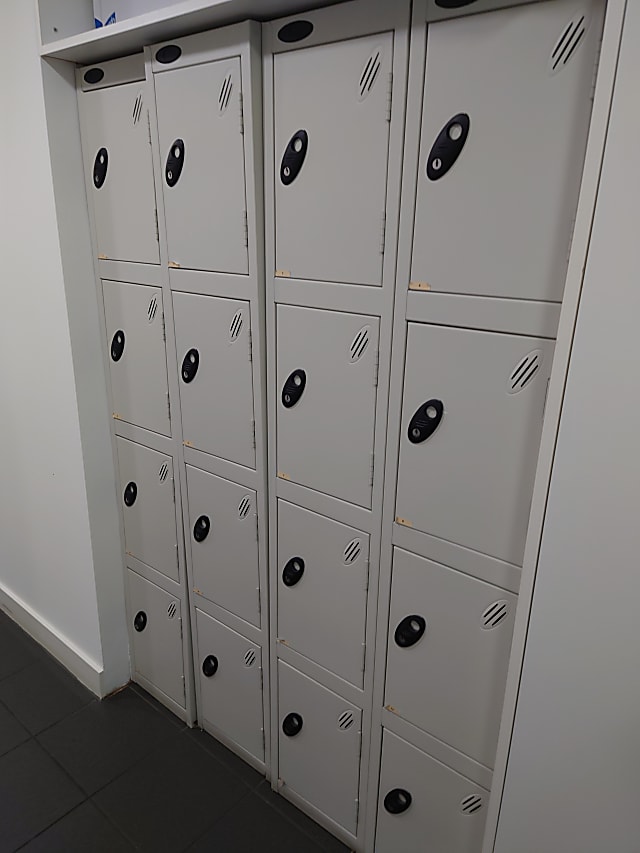 Grey lockers