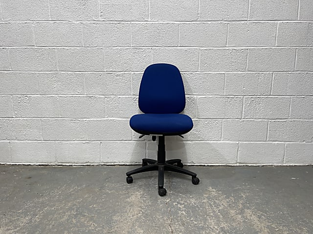 blue and black rolling chair 