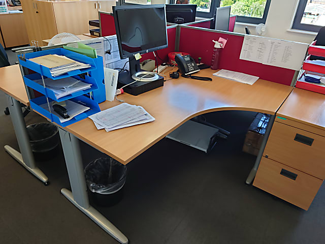 Curved desks (both LHR & RHR).