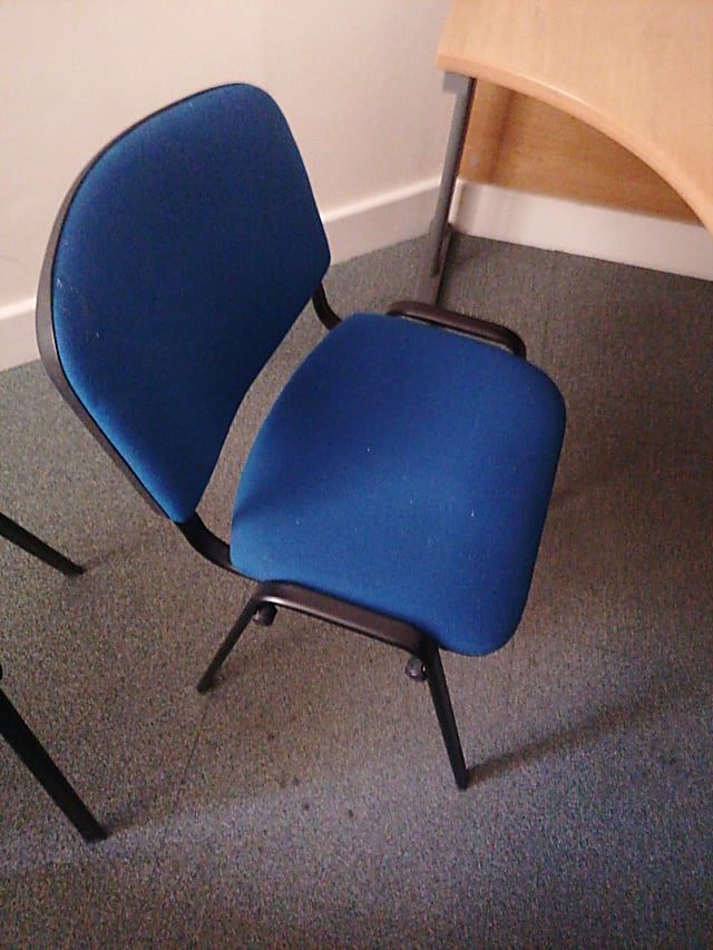 blue and black rolling chair