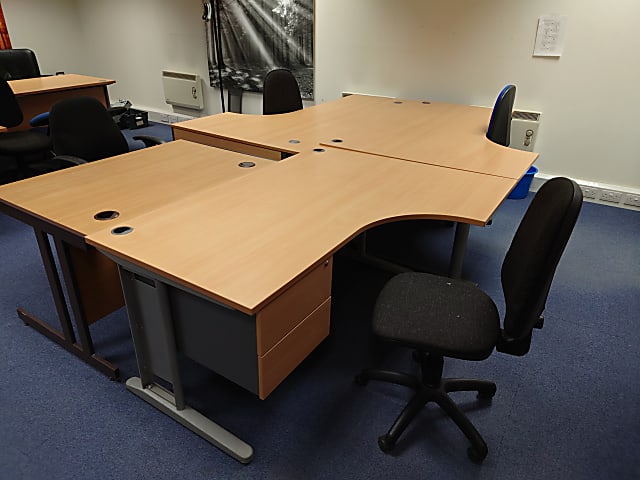 Right hand return desk