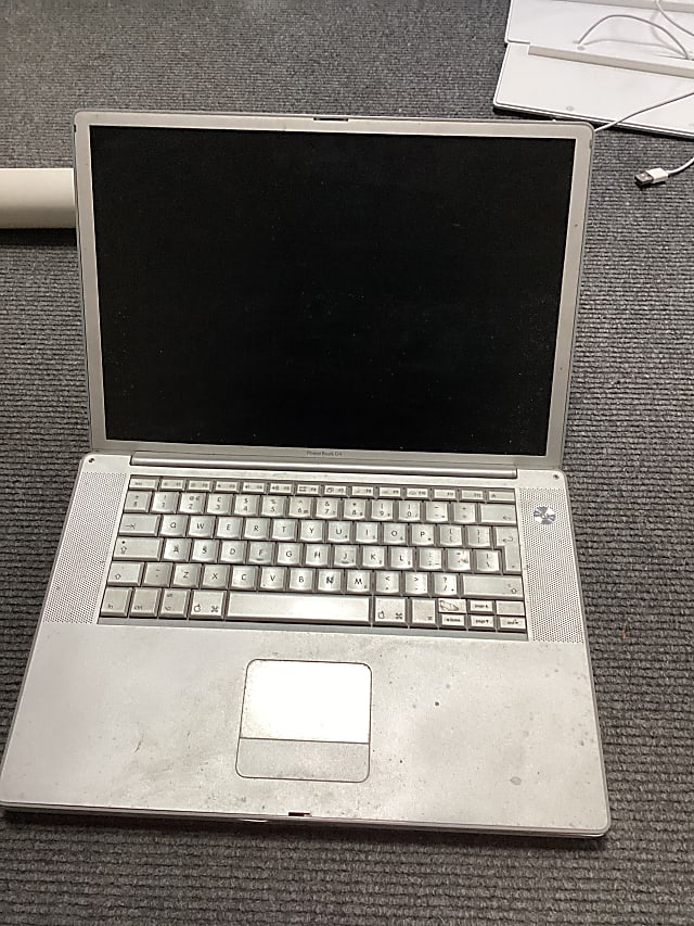 Silver apple PowerBook G4 broken