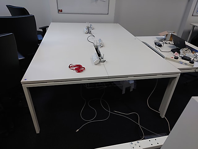 Haworth Bank of 4 desks 120cm tops