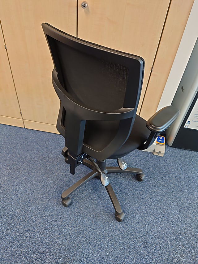 Operator chair T back with arms rests 