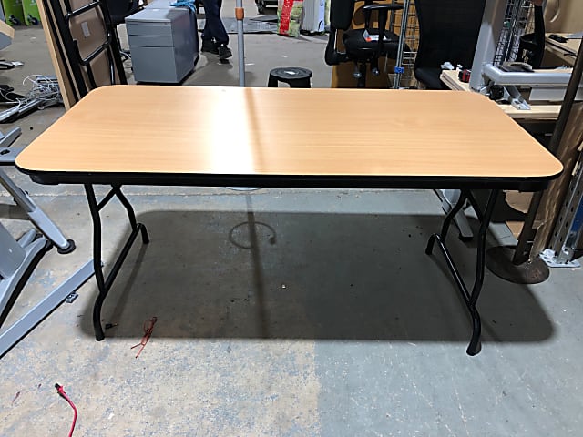 Trestle table folding legs