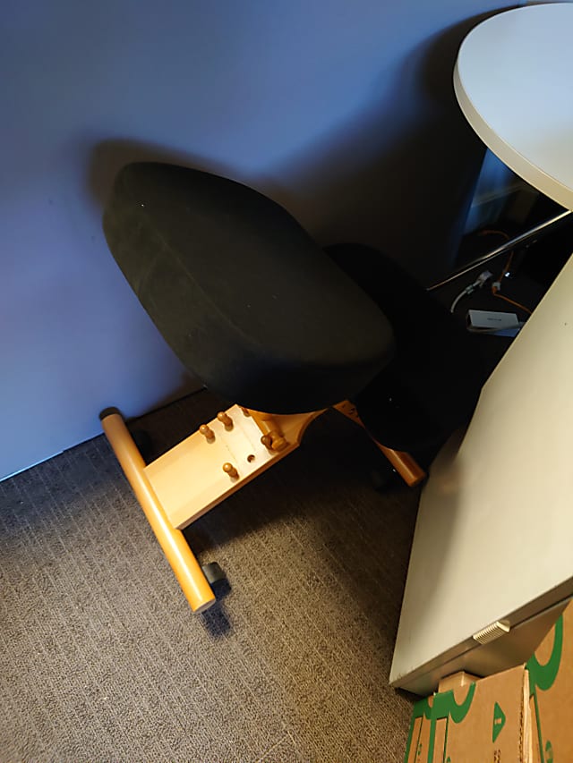 Knee rest ergonomic chair low - REMOVED BY CLIENT