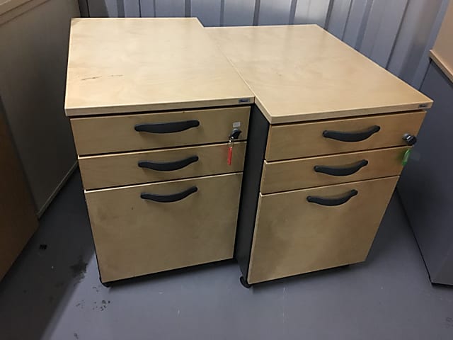 3-drawer wooden pedestal