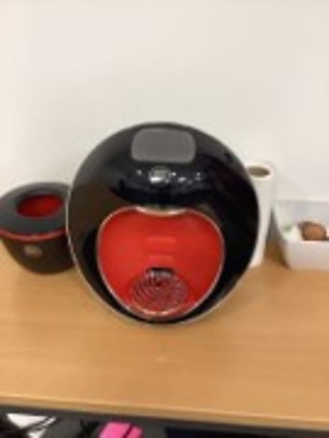 Nescaffee dolce gusto Black/red coffee machine