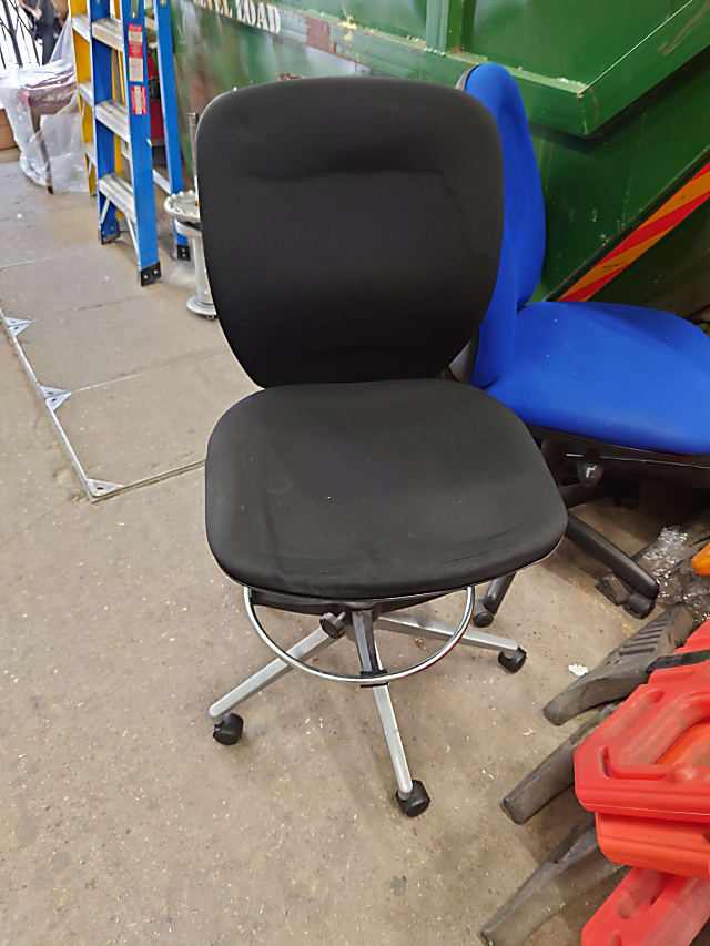 Black operator chair with foot rest