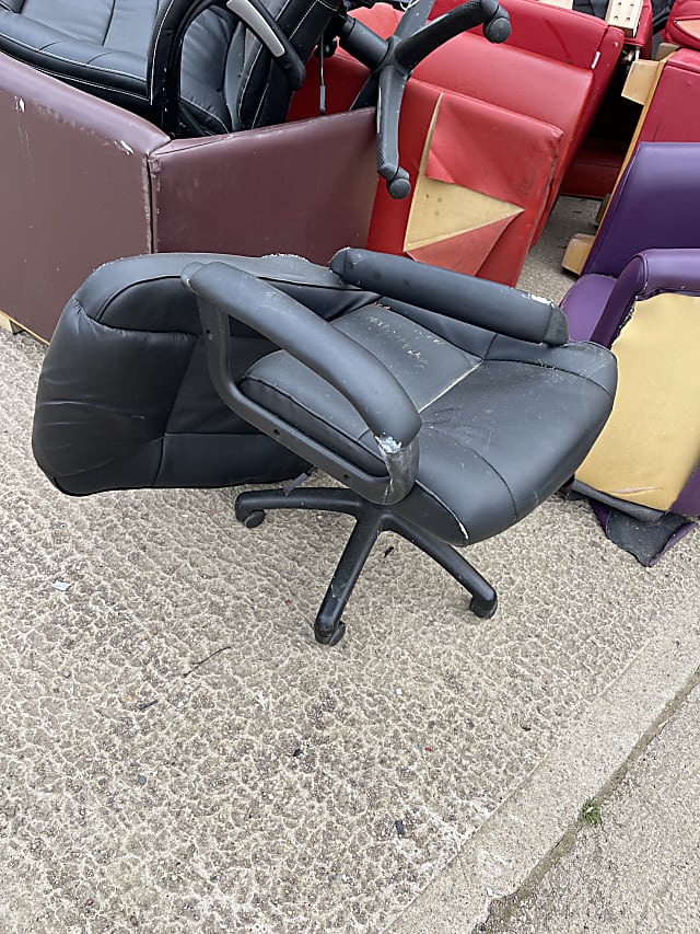 black and gray rolling chair
