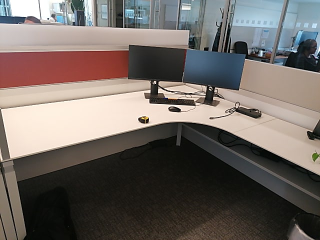 Bank of 2 desks with dividers