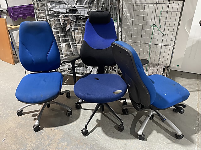 blue and black rolling chairs