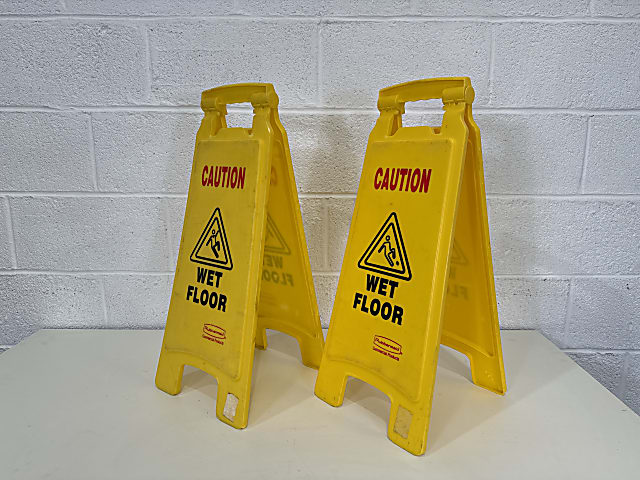 Pack of 2 - Wet floor sign Rubbermaid 