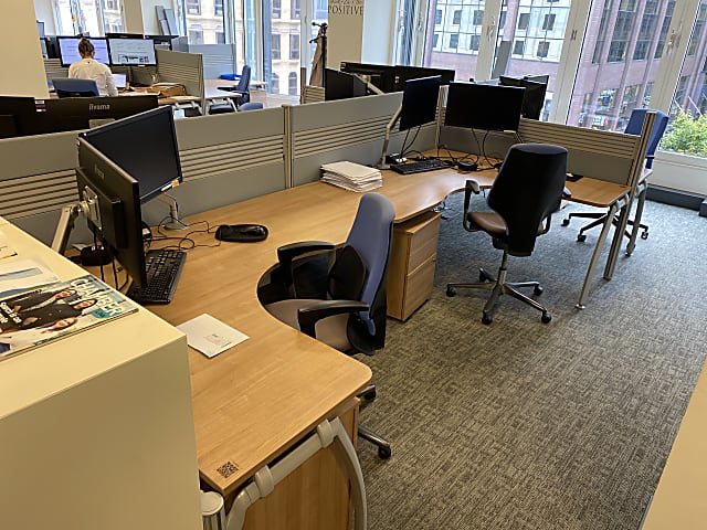 Bank of 6 desks