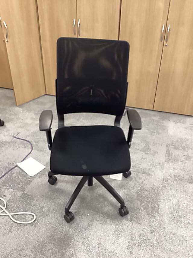 black oxygen chair