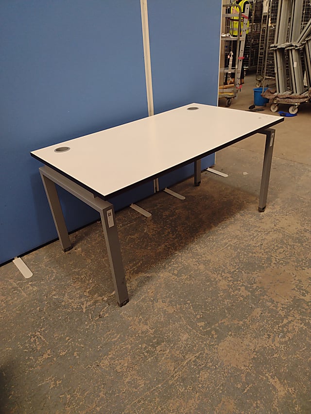 Single office desk 140cm