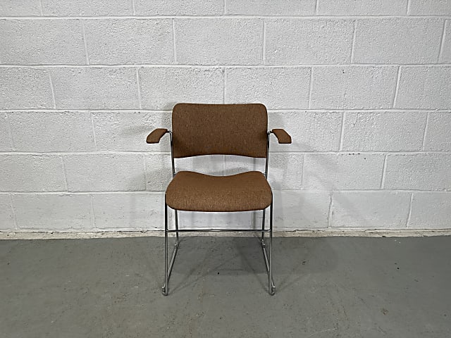 Metal leg chair