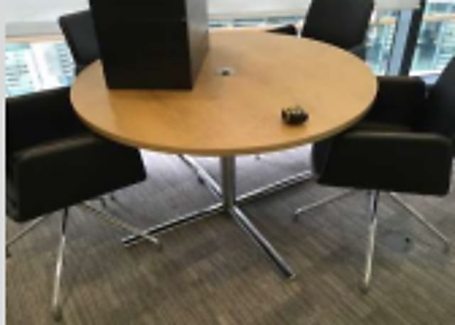 Round fixed table