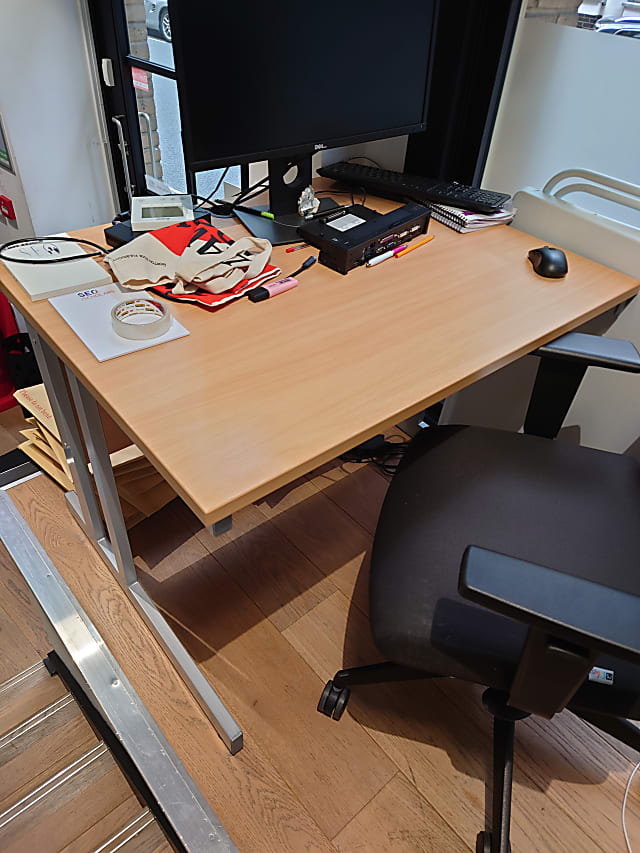 Single desk