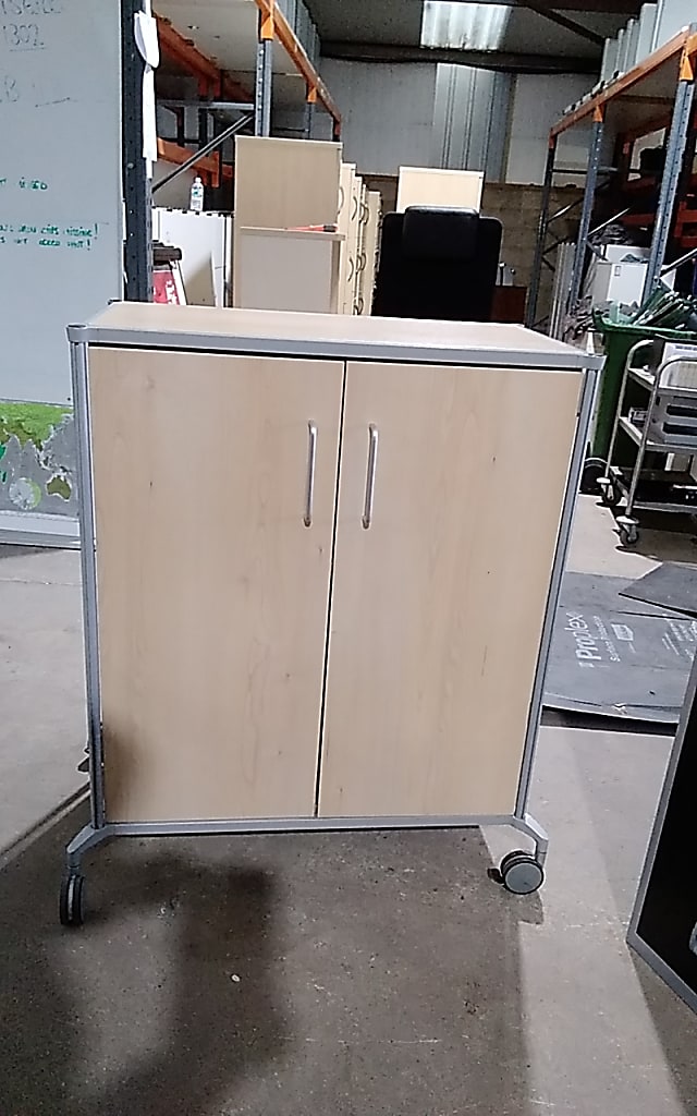 Mobile cupboard on castors