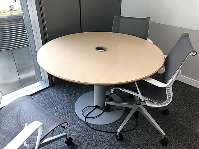 Round meting table