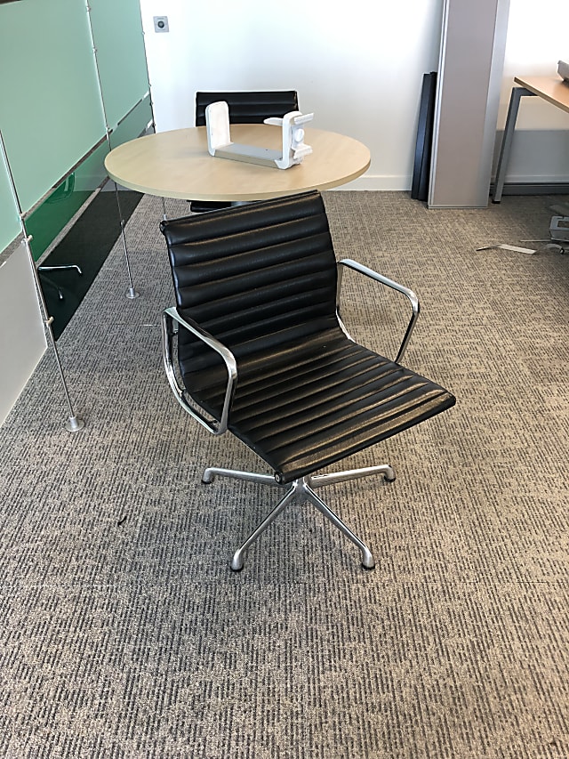 Meeting room chair