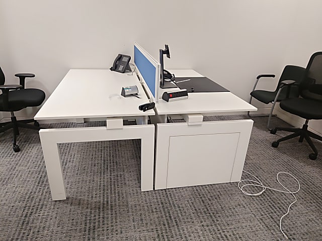 Techo Single white desks