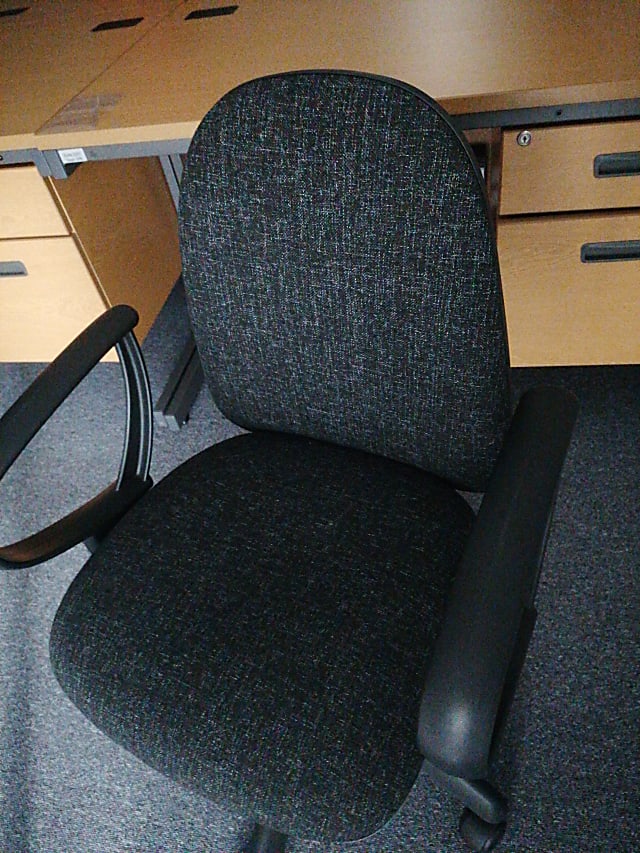 black and gray office rolling chair