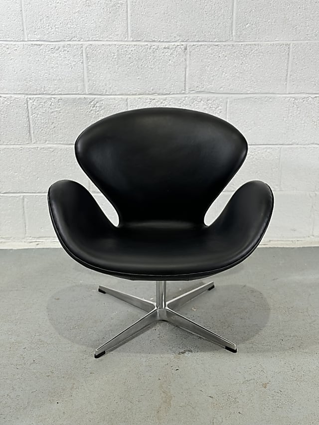 Replica Arne Jacobsen Fritz Hansen Swan Swivel Black Leather Chair 
