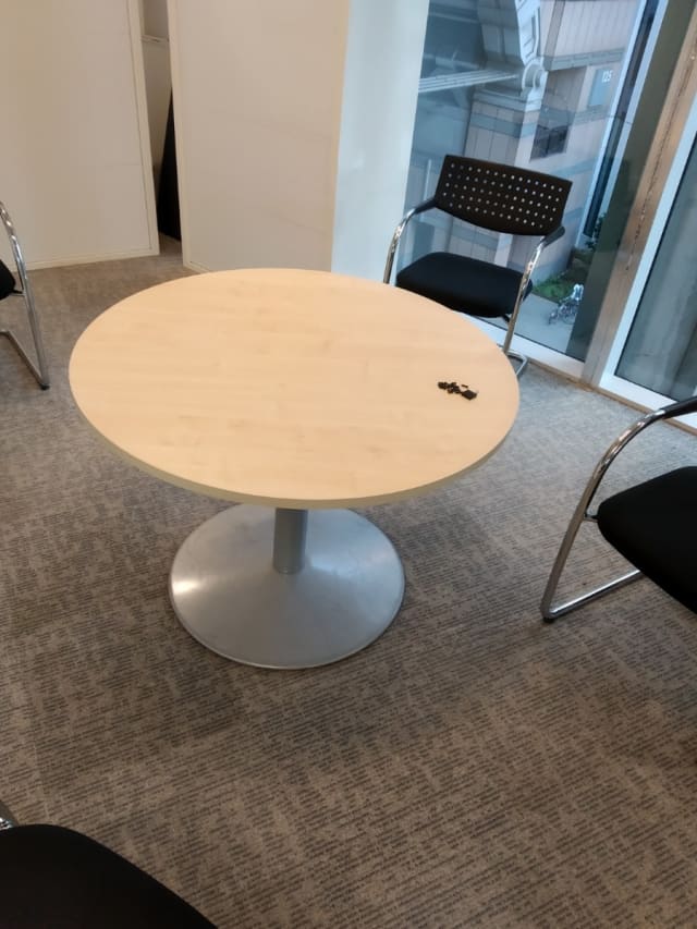 Round table (100cm): Not available until August 28th