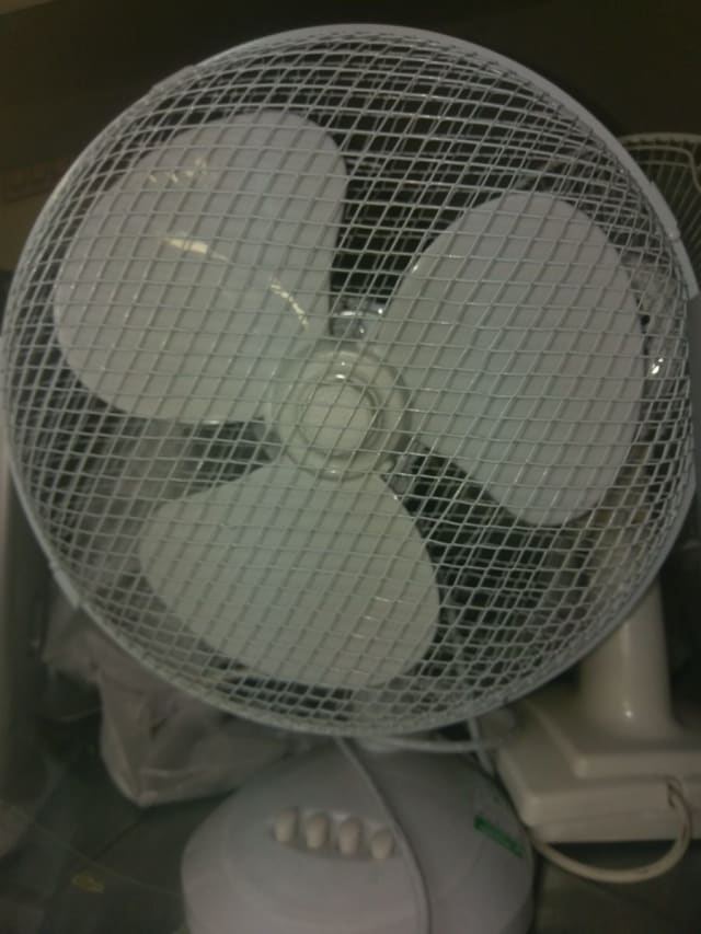 white desktop fan