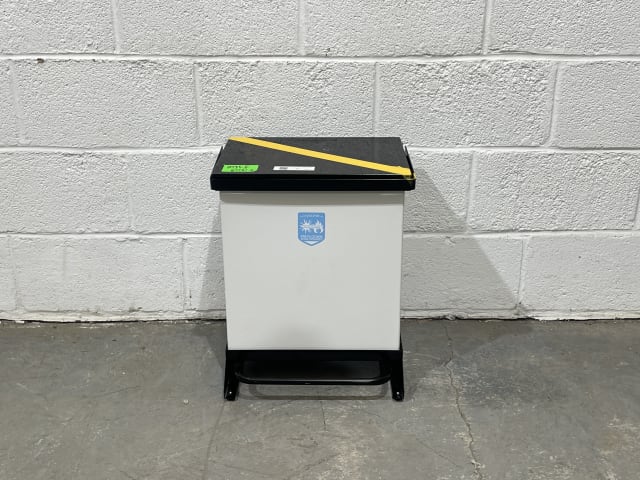 Clinical waste pedal bin