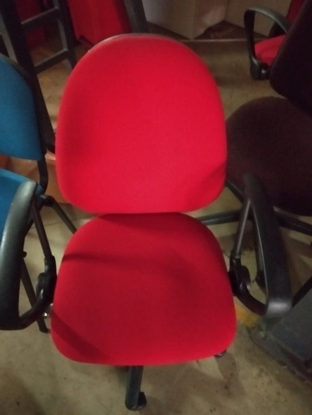 red and black rolling chair