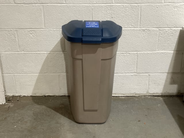 plastic waste bin (blue lid) 