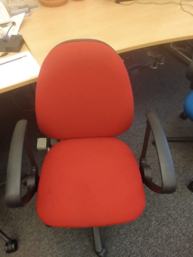 red and black office rolling armchair