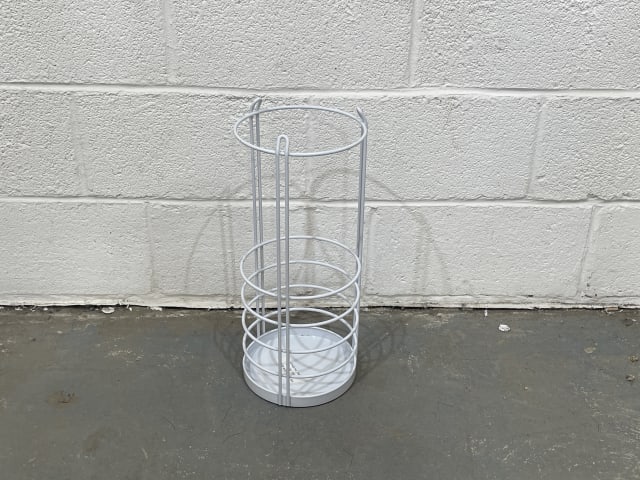 White wire umbrella stand 