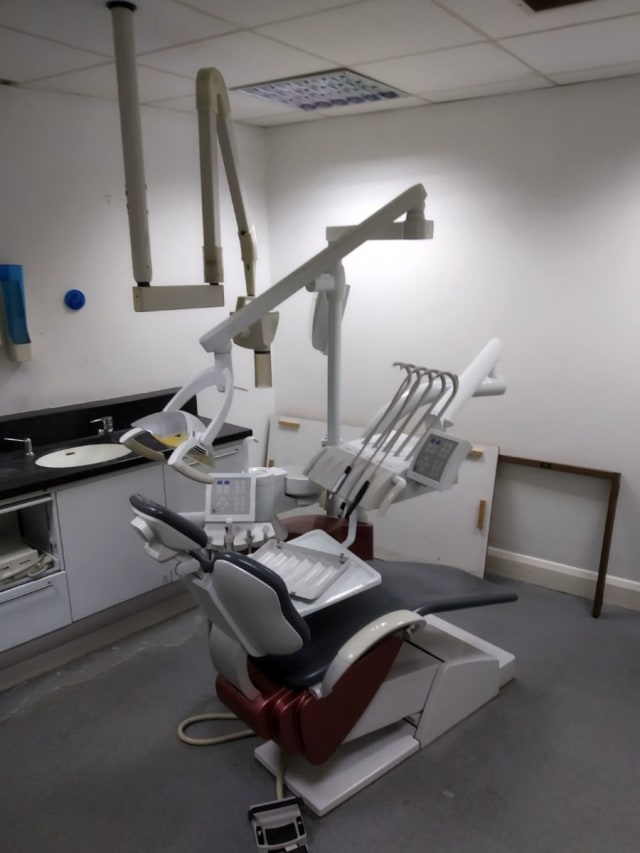 white and black dentist chair