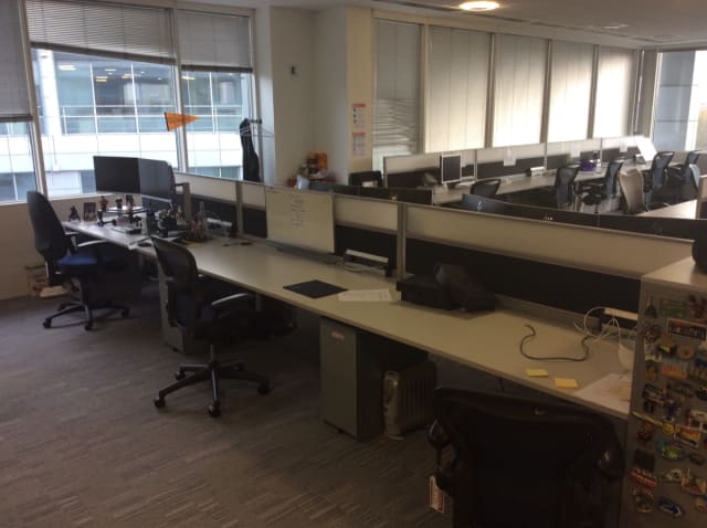 Bank of 6 grey Steelcase desks with dividers