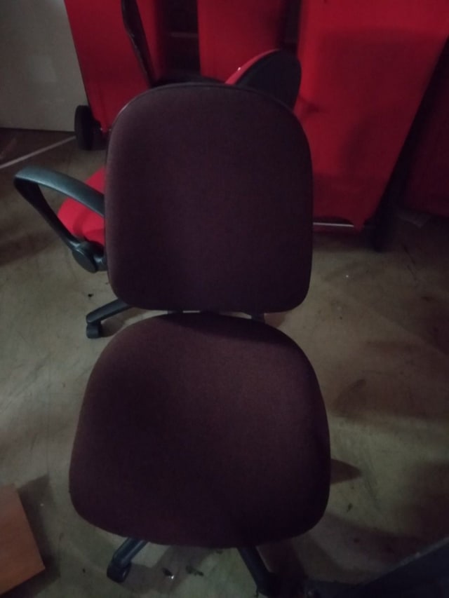 black and red rolling chair