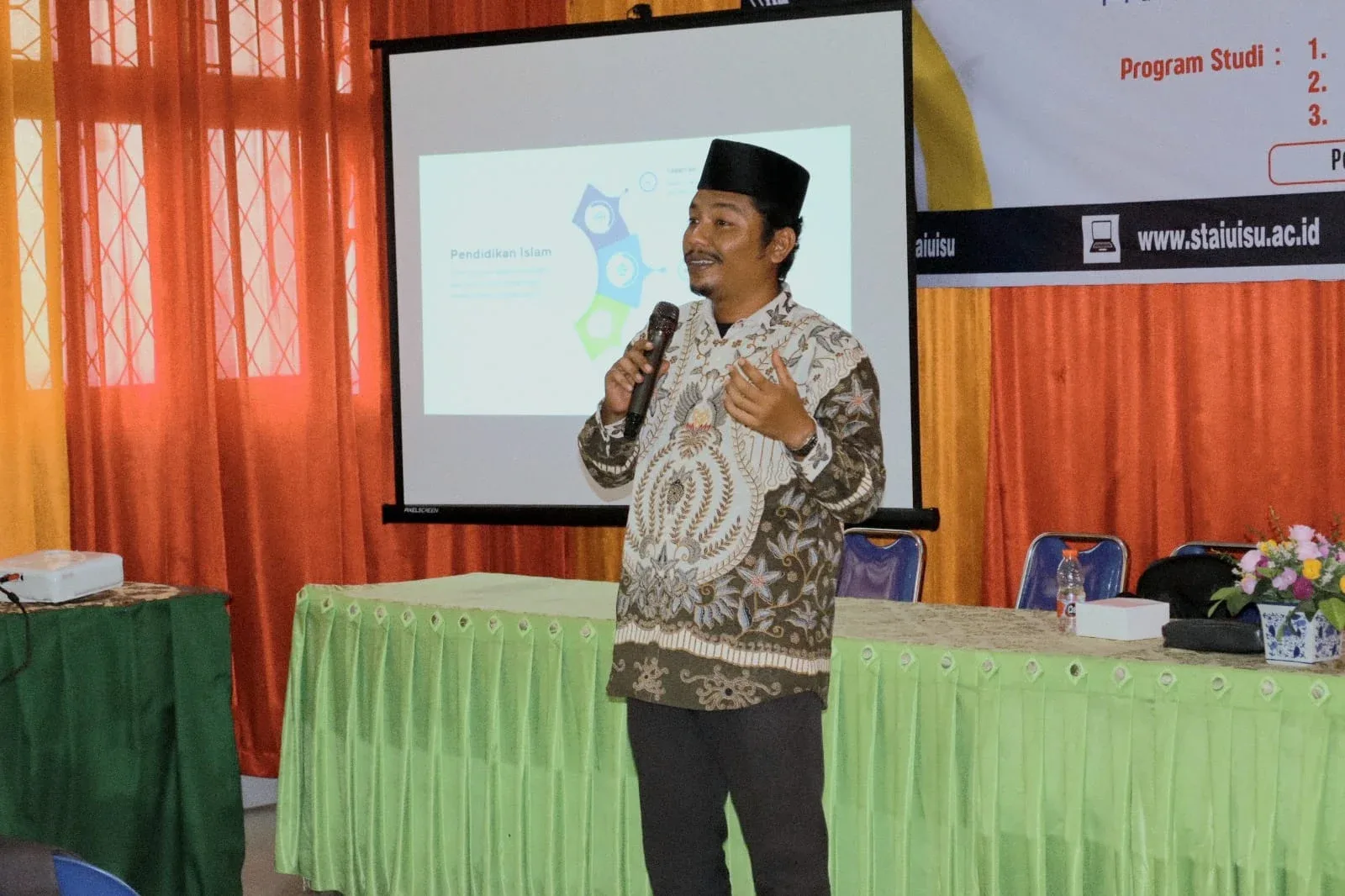 reza-menyampaikan-materi-acara-pembekalan-ppl-stai-uisu