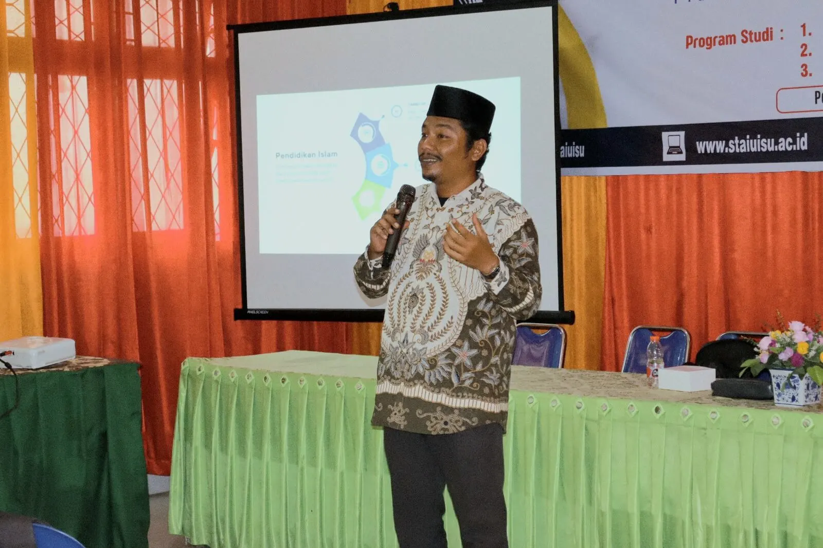 reza-noprial-lubis-sedang-presentasi
