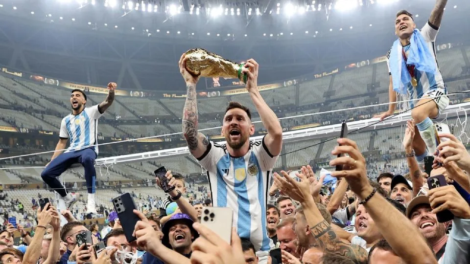 Lionel Messi celebra con la Copa del Mundo en 2022. Créditos: Reuters.
