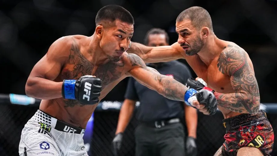 Joshua Van celebra su victoria sobre Alexandre Pantoja en UFC 331